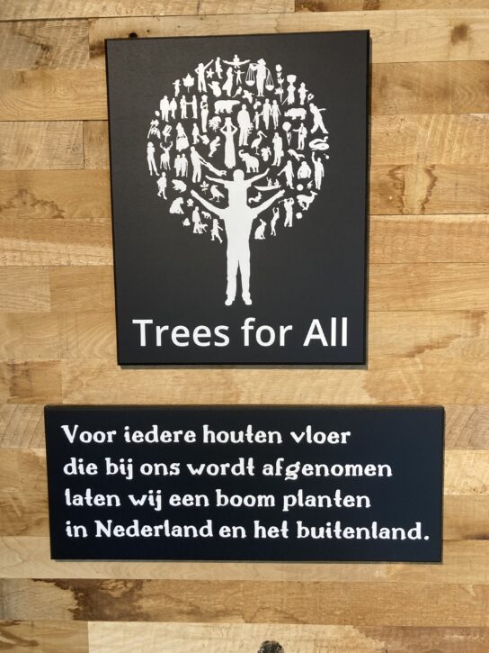 Foto bij Plankenland Zwolle met tekst die aangeeft dat er voor elke verkochte vloer een boom geplant wordt