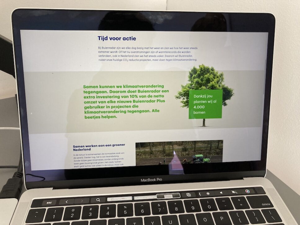 Foto van een laptop met daarop de website van buienrader over de samenwerking met staatsbosbeheer